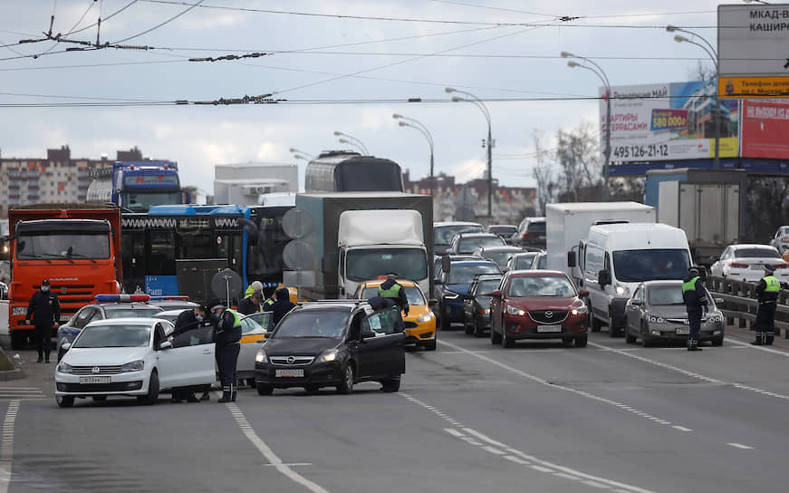 Проверка пропусков у водителей на въезде в Москву
