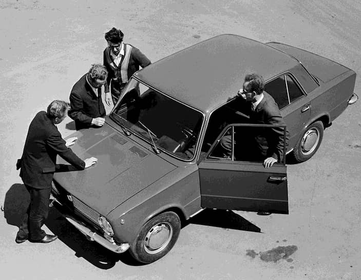 В 1966 году между советским Внешторгом и итальянской компанией Fiat было подписано соглашение о сотрудничестве в области разработки легковых автомобилей. В его рамках был утвержден проект строительства автозавода на территории СССР в городе Тольятти, названном в честь лидера итальянских коммунистов  