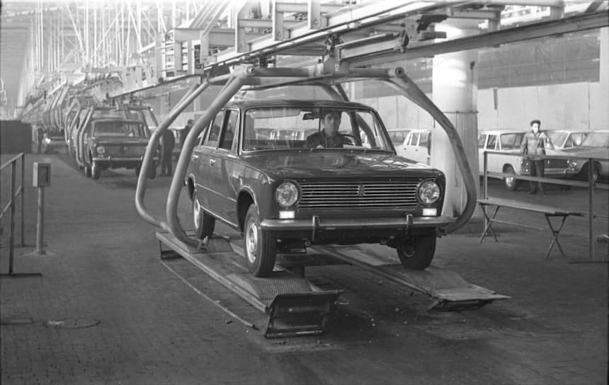 19 апреля 1970 года с конвейера Волжского автозавода сошли первые шесть седанов ВАЗ-2101. Два из них были синего цвета, четыре — вишневого  