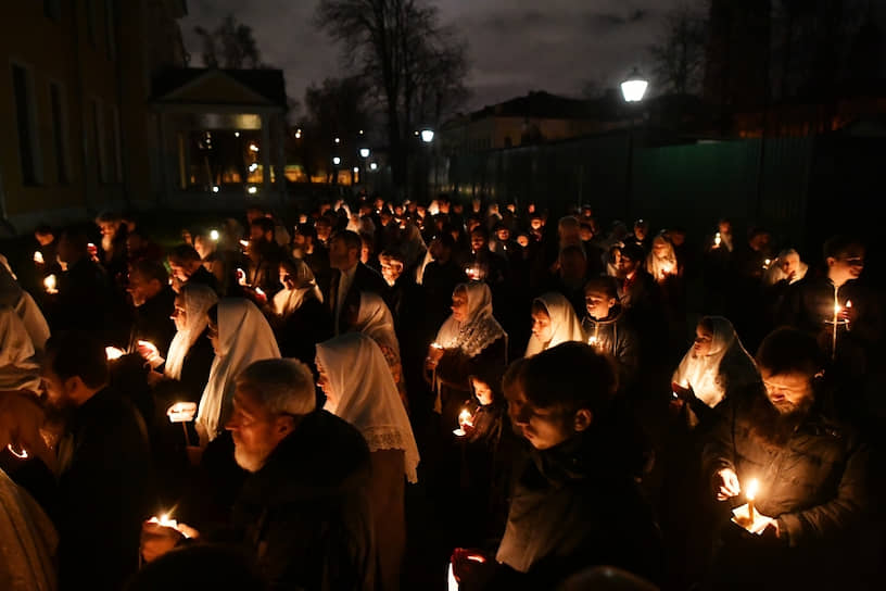 Верующие во время крестного хода у храма Святителя Алексия в Рогожской слободе в Москве