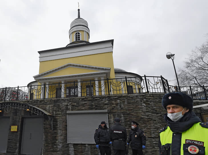 Сотрудники полиции у храма святителя Иннокентия в Бескудниково накануне Пасхи