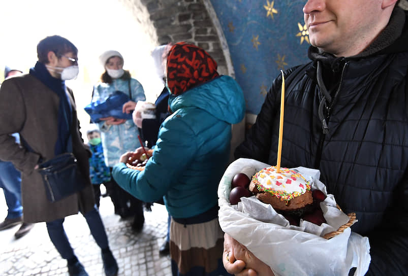 Освящение пасхальных куличей и яиц в храме Покрова Пресвятой Богородицы в Москве
