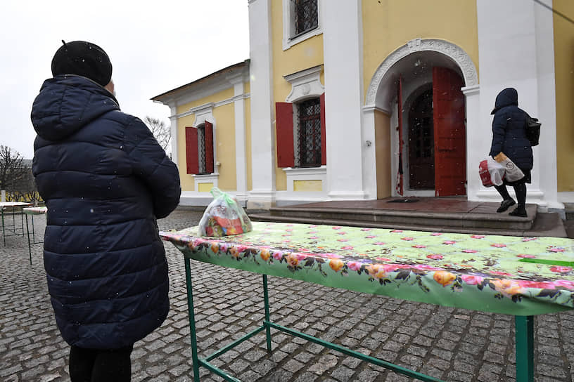Освящение пасхальных куличей и яиц в храме Святых Первоверховных Апостолов Петра и Павла в Москве