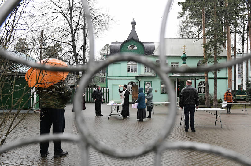 Освящение пасхальных куличей и яиц в Свято-Троицком храме во Всеволожске Ленинградской области