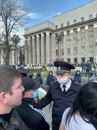 Неделю назад полиция уже полностью перекрывала въезды во Владикавказ, но через несколько часов после этого ее представитель заявил, что это обычная проверка соблюдения режима самоизоляции 