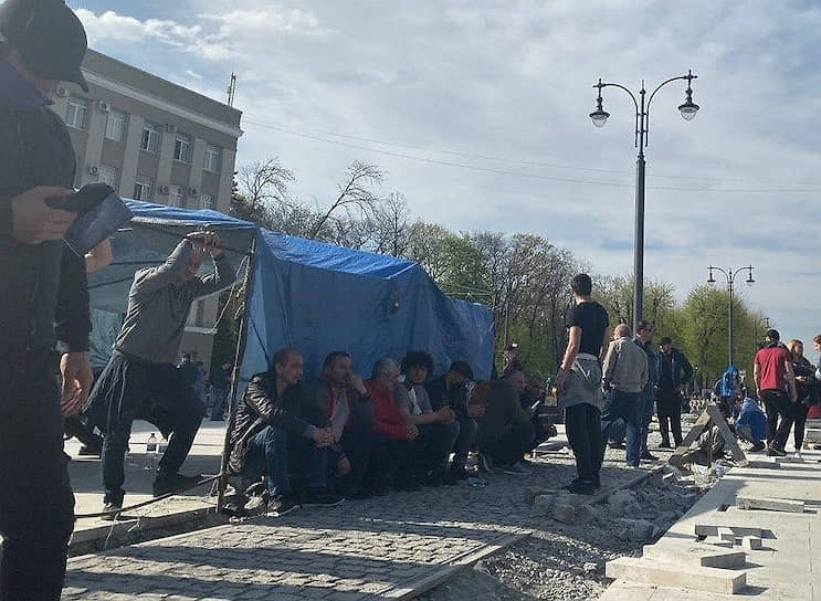 Участники несанкционированного митинга против самоизоляции 