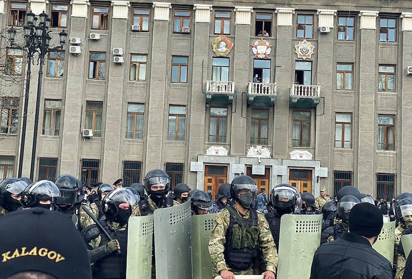 Ближе к двум часам дня, толпа смогла прорваться на площадь Свободы и начала скандировать «Битарова в отставку». После этого к ним вышел господин Битаров и попытался вступить в диалог со стихийными лидерами несанкционированной акции протеста, но эти попытки не удались 