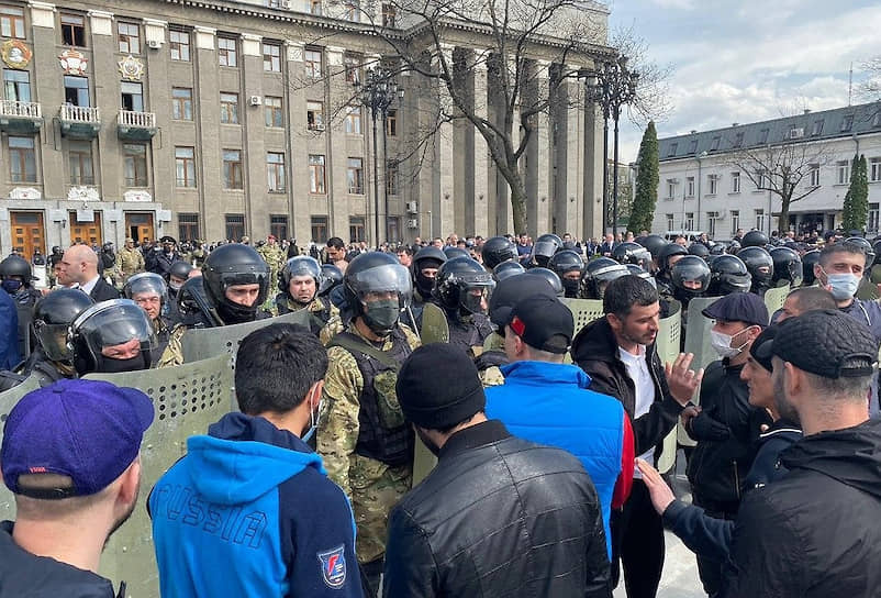 К трем часам у полиции и Росгвардии по периметру площади было достаточно сил для разгона митинга, но после ухода господина Битарова к собравшимся продолжали выходить чиновники и депутаты 
