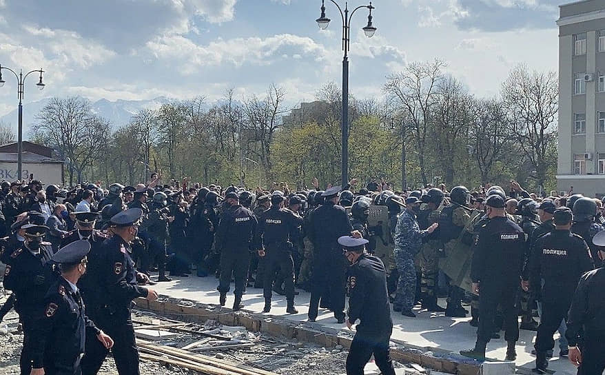 По словам очевидцев, участники не сформулировали требования, а главу региона освистали 