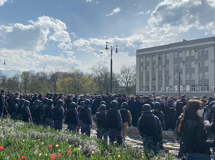 Ближе к вечеру была сформирована инициативная группа из числа участников митинга, которая отправилась на переговоры в здание администрации республики 