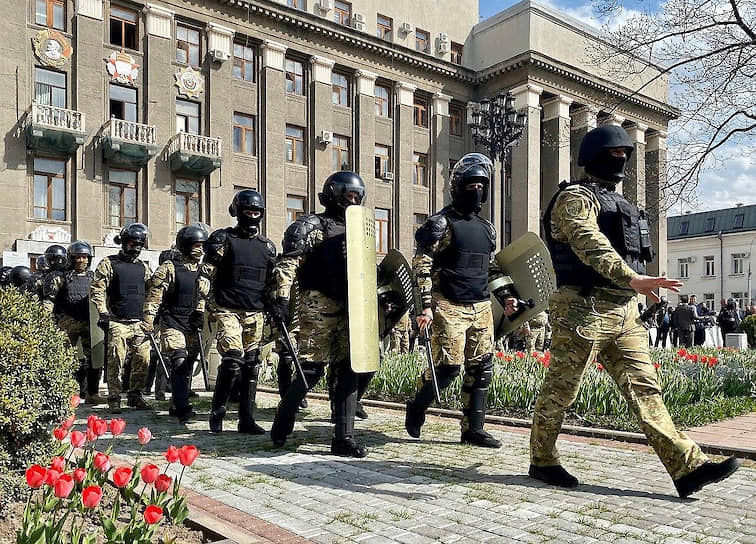 К 12 часам все главные улицы Владикавказа были перекрыты, но люди стали собираться по периметру проспекта Мира, на котором находится здание правительства. Полиция не предпринимала жестких действий 