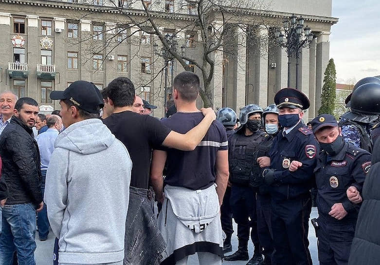 Участники несанкционированного митинга против самоизоляции 