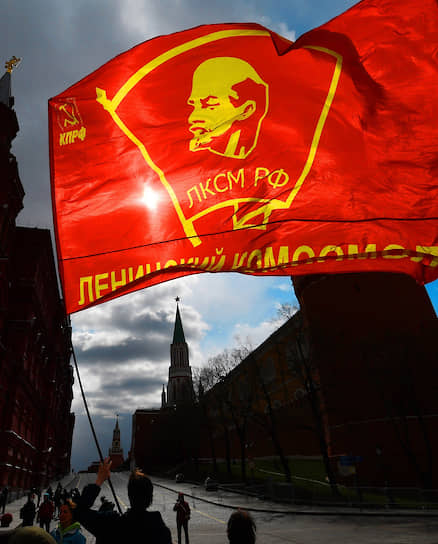 Круглую дату со дня рождения Ленина отмечали не только в Москве. В других регионах сторонники КПРФ несли цветы к памятникам Ленину или вывешивали из окон красные коммунистические флаги 
