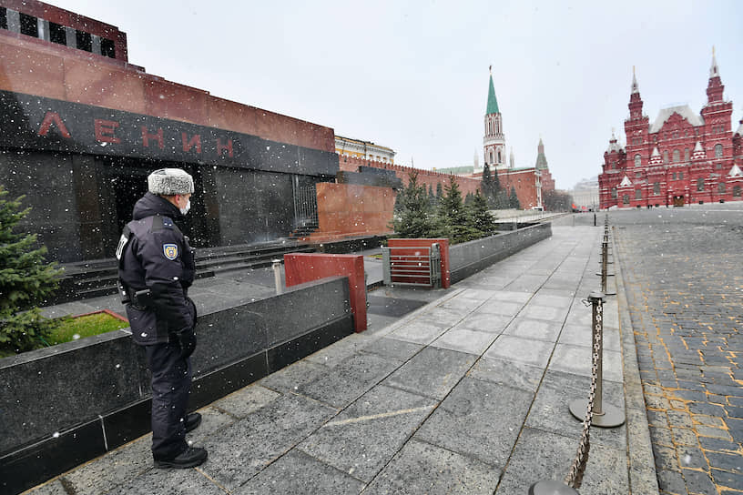 К Мавзолею на Красной площади пустили не всех участников акции. Некоторые сторонники «Левого фронта» возлагали цветы к памятнику Ленину на Октябрьской площади 