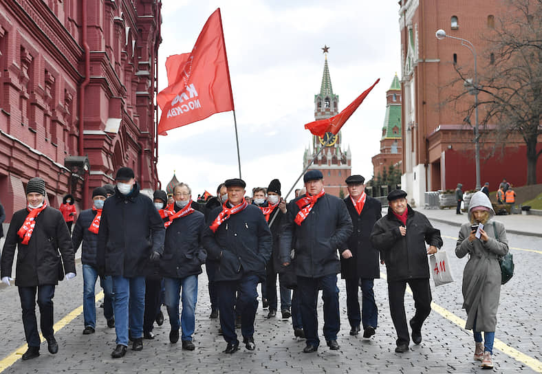 Члены КПРФ во главе с лидером партии Геннадием Зюгановым (в центре) во время акции в честь 150-летия Владимира Ленина 