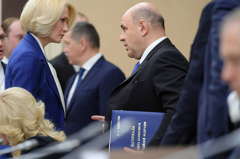 За несколько недель кабмину Михаила Мишустина пришлось переформатироваться и стать «правительством антикризисного управления»  На фото: Михаил Мишустин с вице-премьером Викторией Абрамченко перед началом совещания у президента 