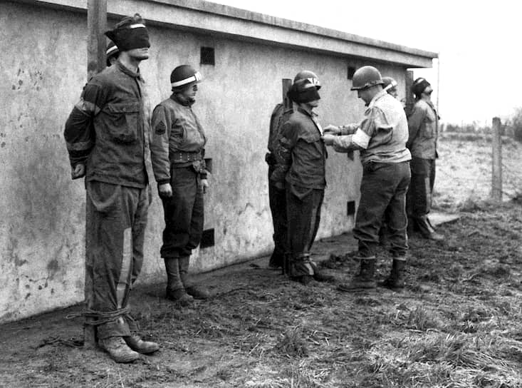 «22 декабря 1944 года в бельгийском городке Анри Шапелль военно-полевой суд американской армии приговорил к смертной казни трех диверсантов из отрядов Скорцени» (на фото — приготовление к их казни. Бельгия, 23 декабря 1944 года) 