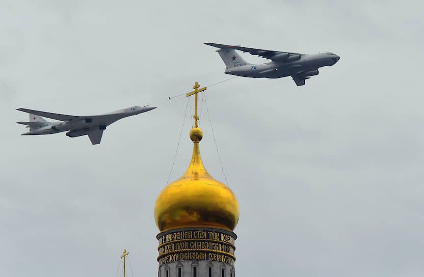 Более 70 боевых самолетов и вертолетов пролетели над столицей в ходе репетиции авиационного парада ко Дню Победы На фото: самолет-заправщик Ил-78 (справа) и стратегический бомбардировщик-ракетоносец Ту-160