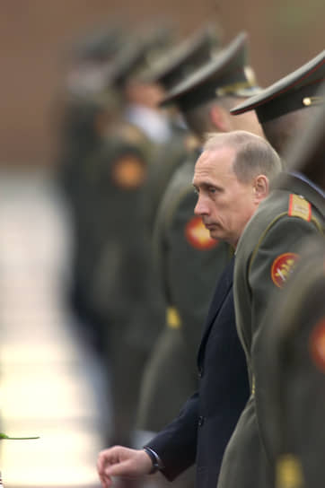 9 мая 2001 года. На возложении цветов к могиле Неизвестного солдата у Кремлевской стены  