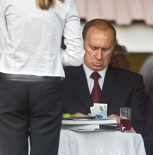 3 июля 2004 года. Владимир Путин делает ставки на Центральном московском ипподроме во время скачек на приз президента России 