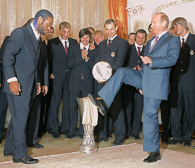 21 мая 2005 года. На встрече в Ново-Огарево с футболистами ЦСКА после их победы в Кубке UEFA 