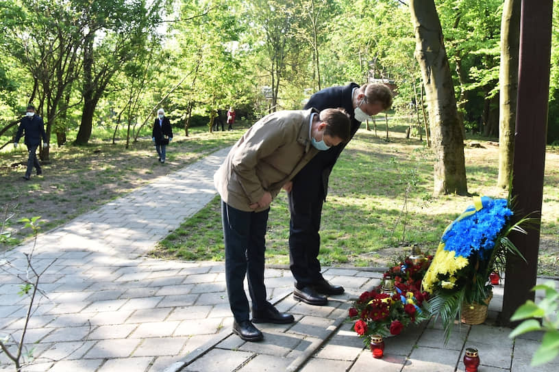 Львов, Украина. Мэр города Андрей Садовый (справа) и председатель Львовской областной государственной администрации Максим Козицкий у памятного креста на месте бывшего концентрационного лагеря 