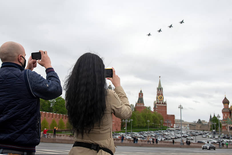 Пролет самолетов над Красной площадью