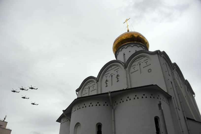 В параде приняли участие пятерки вертолетов Ми-35, Ка-52 и Ми-28Н