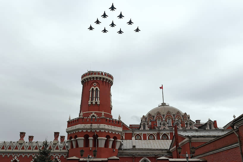 Строй «тактическое крыло» из истребителей Су-30СМ, Су-35С и бомбардировщиков Су-34 над Москвой