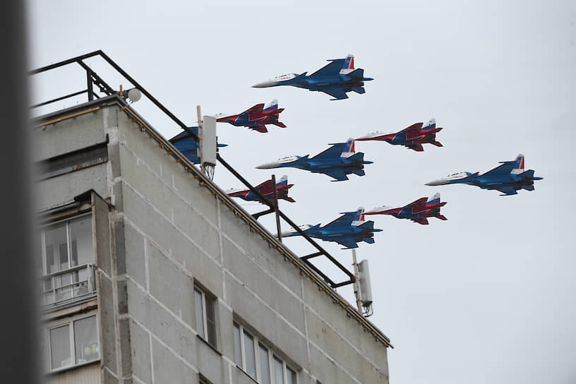 Истребители МиГ-29 и Су-30СМ пилотажных групп «Русские витязи» и «Стрижи»