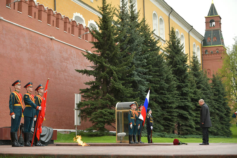 Президент России Владимир Путин во время возложения цветов к Могиле Неизвестного солдата