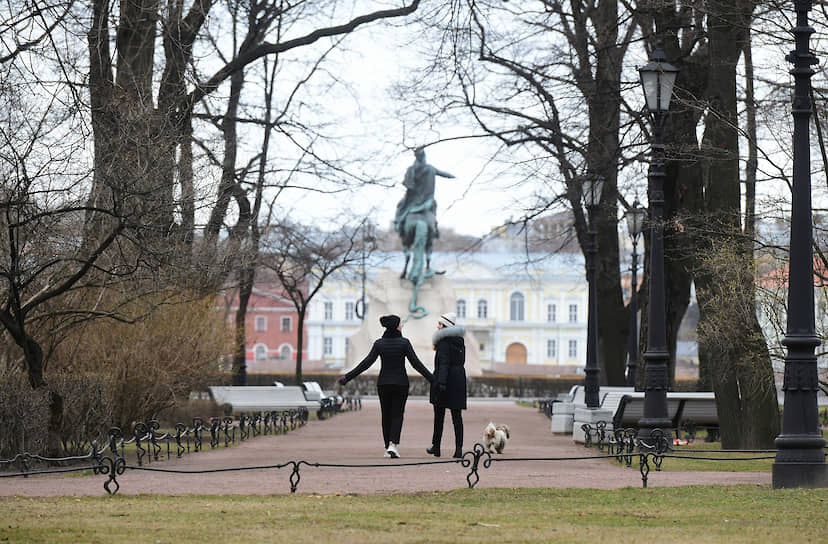 Девушки в парке у Сенатской площади в Санкт-Петербурге во время прогулки в апреле 2020 года 
