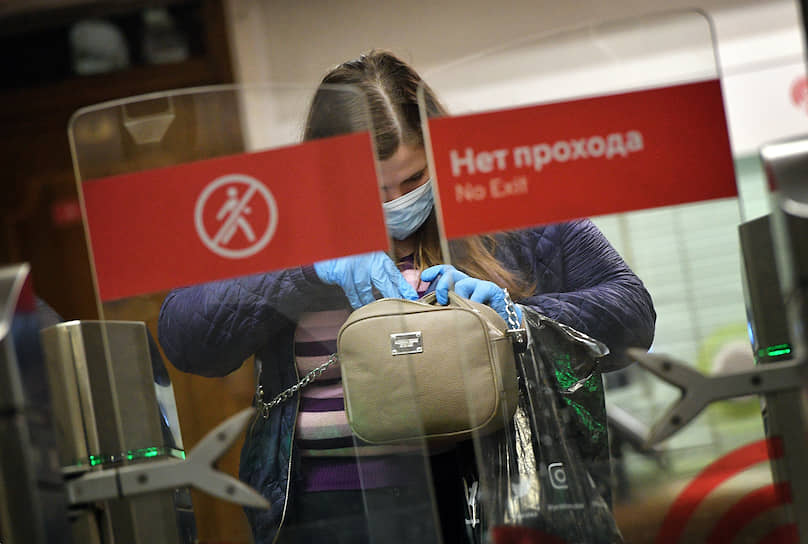 Защитные медицинские маски продаются во всех кассах метрополитена и вендинговых аппаратах