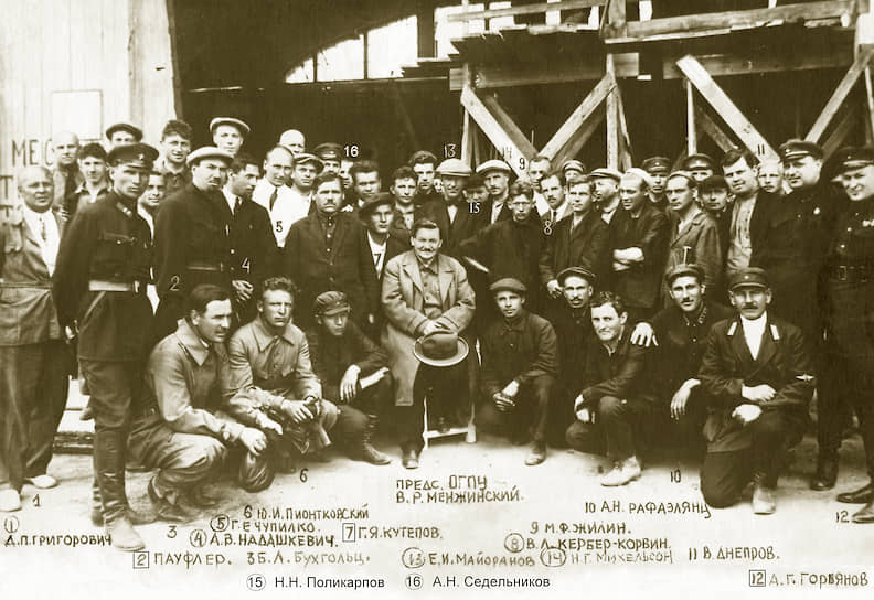 Первая «шарашка» в стране была создана в 1929 году в камерах Бутырской тюрьмы для нужд советской авиапромышленности. «Опытно-конструкторское бюро» получило название ЦКБ-39 ОГПУ. В мае 1930 года в СССР был подписан циркуляр, который де-юре вводил особые научно-технические бюро ОГПУ На фото: коллектив ЦКБ-39 — заключенные, вольнонаемные и охранники