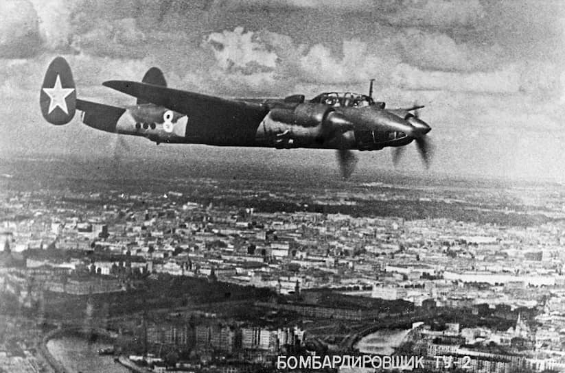 Массовое производство и поступление Ту-2 в войска началось весной 1944 года. Самолет оставался на службе в ВВС СССР в послевоенные годы, заменив списанные сразу после войны Ил-4 и Пе-2, и эксплуатировался до начала 1950-х годов, вплоть до перевооружения на реактивную авиацию
