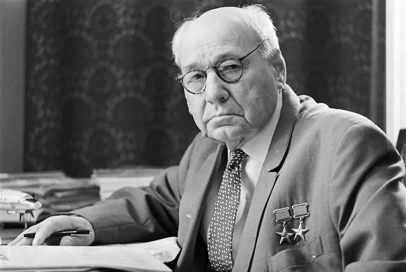 В 1939 году ЦКБ-29 под руководством Андрея Туполева начала строительство двухмоторного фронтового пикирующего бомбардировщика Ту-2. Ему разрешили привлечь к работе любых специалистов и предложили составить список из 100 человек. «Список Туполева» спас от смерти на лесоповале и рудниках Колымы более 100 ученых — например, будущего отца космонавтики Сергея Королева