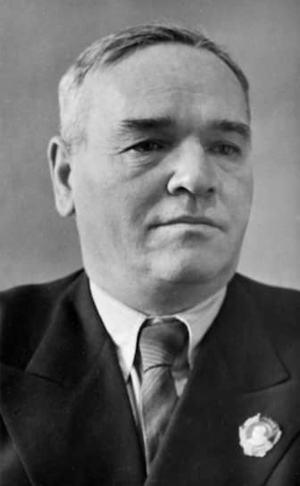 Авиаконструктор Владимир Петляков (на фото) отбывал наказание в ЦКБ-29 с 1938 по 1940 год и долгое время работал под началом Андрея Туполева. Но известность он получил благодаря созданному в заключении пикирующему бомбардировщику Пе-2. После заключения был назначен главным конструктором завода № 39. В 1941 году получил Сталинскую премию I степени за выдающиеся успехи в создании пикирующих бомбардировщиков и принятии их на вооружение ВВС