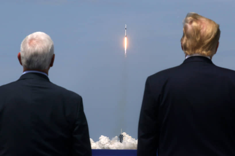 Президент США Дональд Трамп (справа) и вице-президент США Майкл Пенс