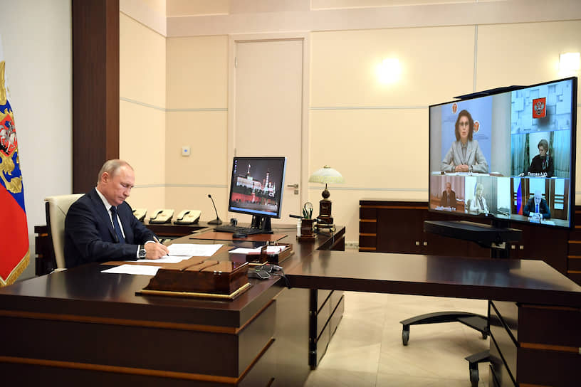 Президент России Владимир Путин во время совещания в режиме видеоконференции с руководством Центральной избирательной комиссии