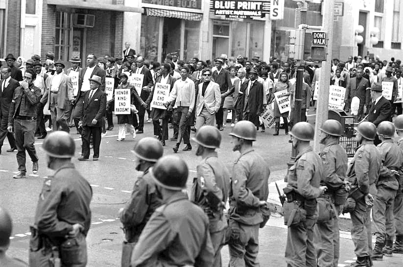 Беспорядки после убийства Мартина Лютера Кинга (с 4 по 8 апреля 1968 года) Гибель американского правозащитника обернулась массовыми беспорядками по всей стране. Более чем в ста городах толпы афроамериканцев громили и грабили магазины, устраивали поджоги, переворачивали машины. Полиция была не в состоянии справиться с протестующими, правительству пришлось привлечь федеральные войска. Одновременно в десятках городов было введено чрезвычайное положение. В одном только Вашингтоне были сожжены более тысячи зданий, а толпы протестующих насчитывали 20 тыс. человек