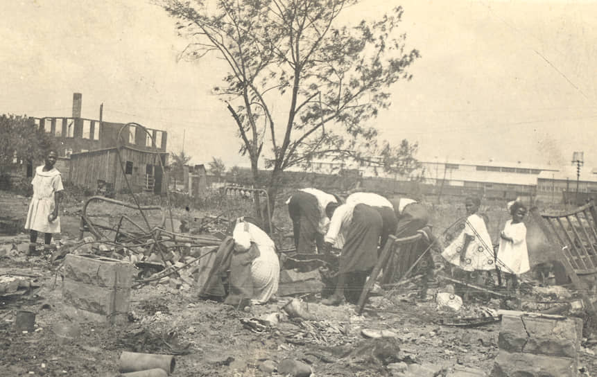 Резня в Талсе (с 30 мая по 1 июня 1921 года) Поводом стал арест 19-летнего чернокожего Дика Роуленда, обвиненного в нападении на белую девушку. Опасаясь, что юношу линчуют, тюрьму взяли под охрану чернокожие жители. Перестрелка между ополченцами и вооруженными белыми, в числе которых были члены Ку-Клукс-Клана, привела к погромам афроамериканских кварталов города, полностью уничтоживших район Гринвуд. Погибли 350 человек, более 800 попали в больницы, около 6 тыс. афроамериканцев были арестованы. В ходе беспорядков полностью сгорели более 1,2 тыс. домов