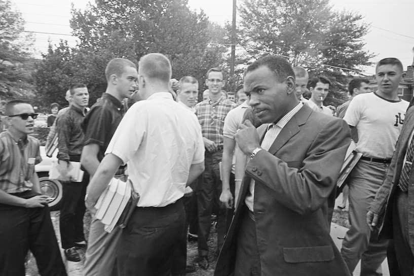 Массовые беспорядки в Миссисипи (30 сентября 1962 года) Были связаны с попытками чернокожего гражданина Джеймса Мередита поступить в Университет Миссисипи. Несмотря на то, что президентом США Джоном Кеннеди было выдано разрешение, власти штата Миссисипи отказались выполнять решение президента. Попытка Мередита войти в университет спровоцировала возмущение белых граждан, повлекшее массовые избиения чернокожих. Решением президента в штате было введено военное положение и направлено 30 тыс. военнослужащих. В результате волнений, продолжавшихся около 14 часов, погибли два человека, более 300 пострадали