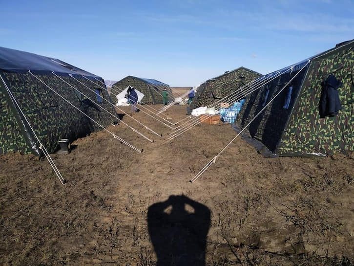 Временный лагерь сотрудников Морской спасательной службы во время работы по ликвидации нефтяного пятна в устье реки Амбарная