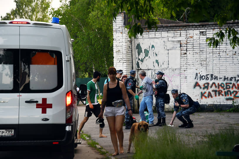 Стражи порядка держат за руки нетрезвого мужчину