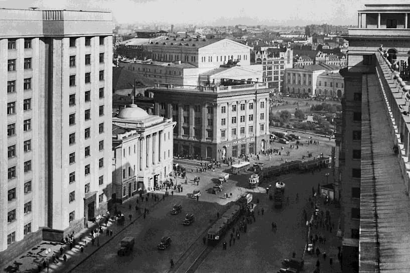 Дом Союзов (здание в центре) был традиционным местом проведения показательных судебных процессов 