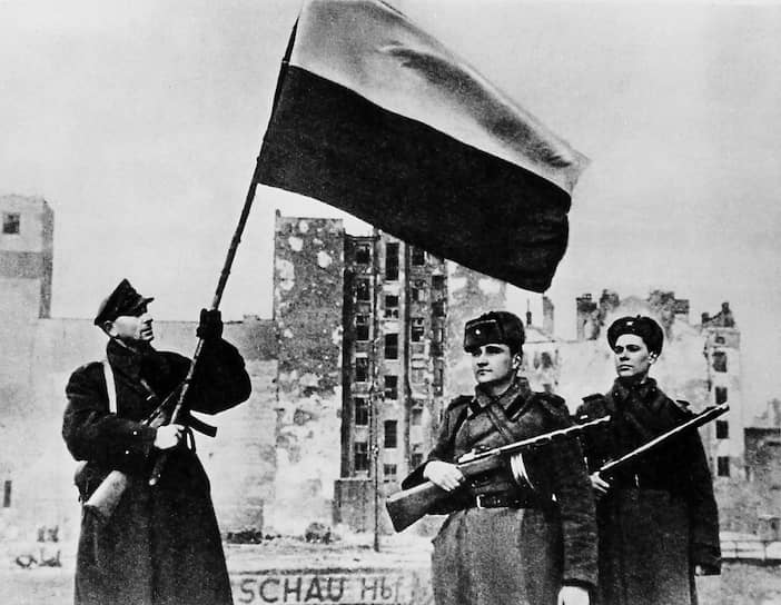 Воины Войска Польского и Красной Армии готовятся водрузить над Варшавой флаг Польши. День освобождения Варшавы от немецко-фашистских захватчиков в современной Польше официально не отмечают. К 75-летию этого события МИД Польши опубликовал следующий твит: «Мы уважаем кровь, пролитую в борьбе с нацизмом, но в 1945 году режим Сталина привел к террору, преступлениям и грабежам. Красная армия освободила Варшаву от немецкой оккупации, но не принесла полякам свободы» 