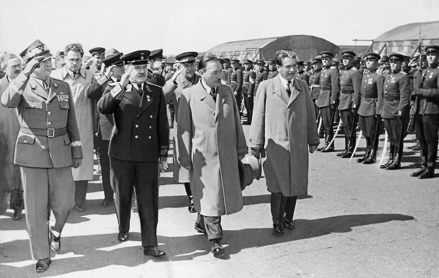 Польские коммунистические лидеры в 1945 году посещали Москву четыре раза. На фото в переднем ряду (слева направо): главнокомандующий Войска Польского маршал Михаил Роля-Жимерский, народный комиссар иностранных дел СССР Вячеслав Молотов, председатель Крайовой Рады Народовой Болеслав Берут, премьер-министр и министр иностранных дел Временного правительства Польской Республики Эдвард Осубка-Моравский 