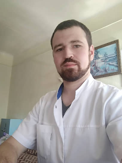 «Работы много. Часть докторов болеет, часть работает в ковидном госпитале, поэтому нагрузка на остальных увеличивается. В моем случае что черепно-мозговой травмы, что геморрагических инсультов остается примерно столько же, но только вот докторов одномоментно работает меньше. Даже при соблюдении всех мер предосторожности риски инфицирования остаются высокими из-за большой поточности пациентов. Тем не менее, отделение по-прежнему функционирует в штатном режиме, и в случае необходимости мы подменяем друг друга в смежных специальностях»