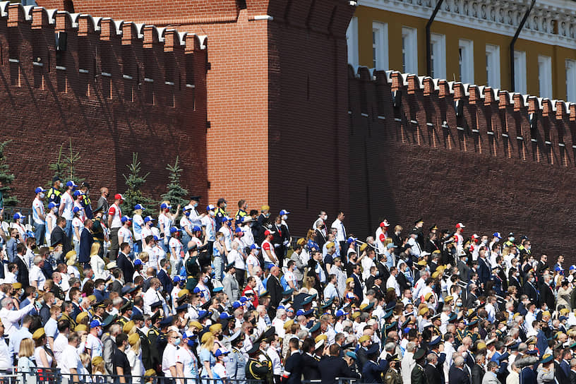 Зрители во время парада на Красной площади
