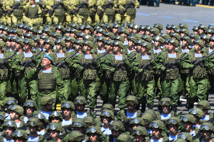 Проход пеших колонн военнослужащих по Красной площади
